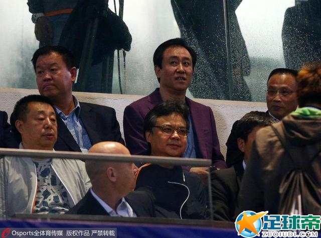 赛后，加纳乔和霍伊伦两位逆转功臣拥抱庆祝。